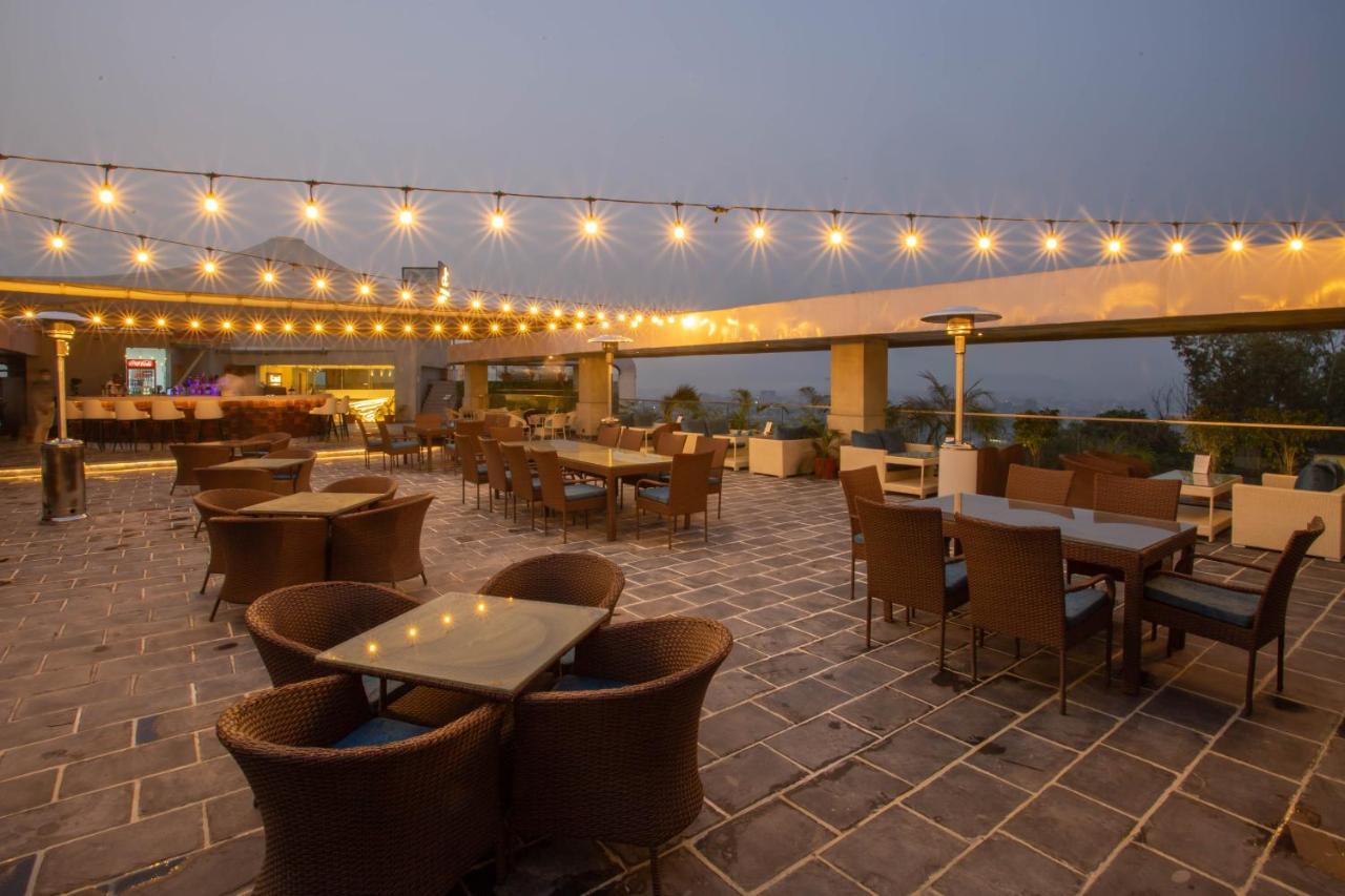 Hotel Siraichuli Chitwan Buitenkant foto