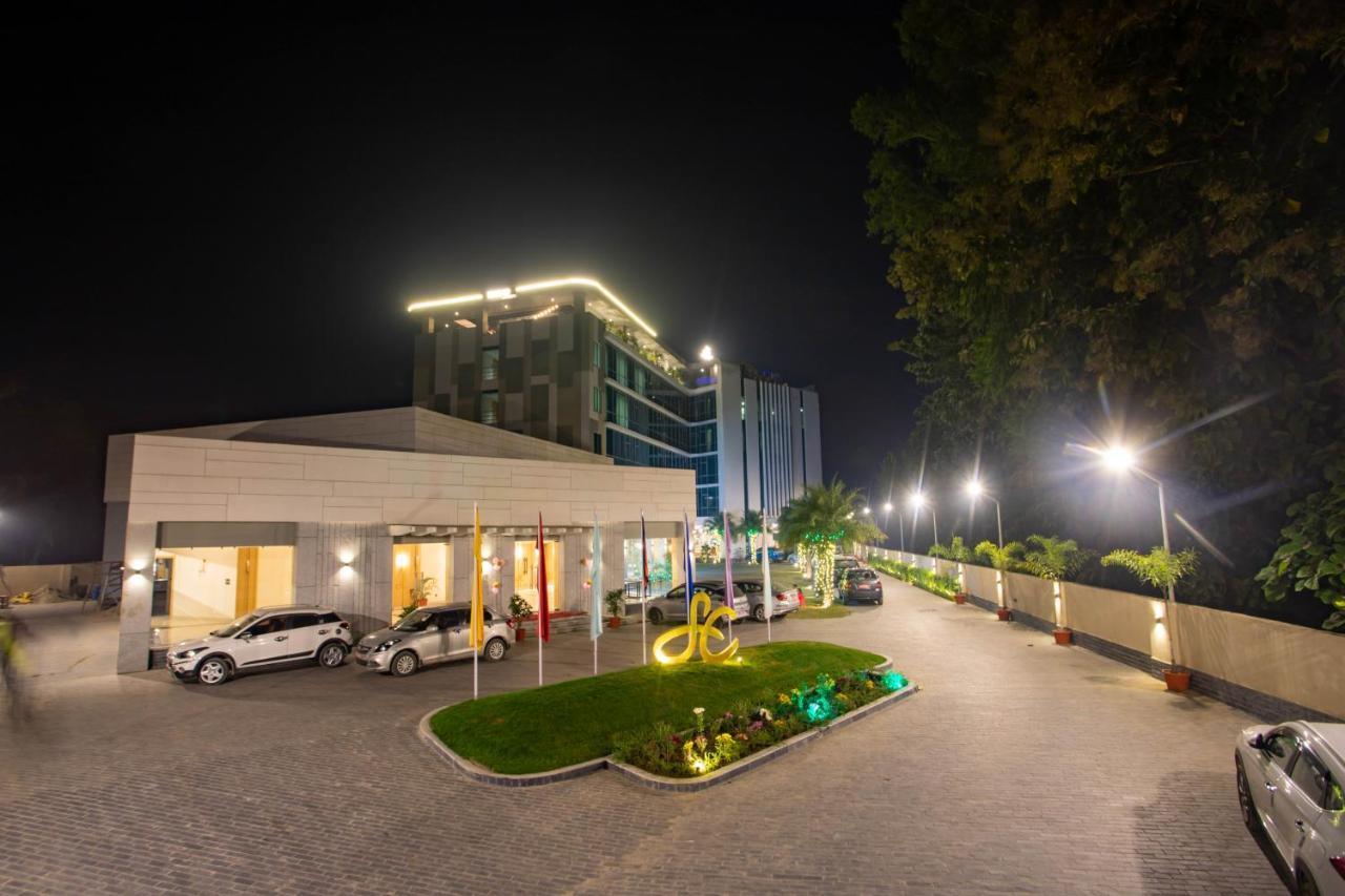 Hotel Siraichuli Chitwan Buitenkant foto