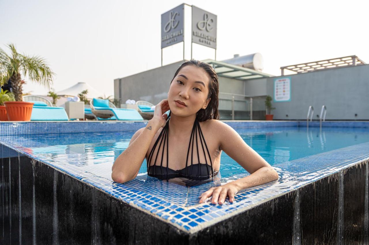 Hotel Siraichuli Chitwan Buitenkant foto